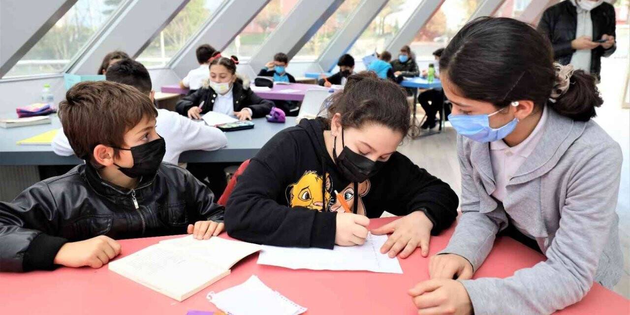 Minikler çocuk kütüphanesinde hem eğlendi hem öğrendi