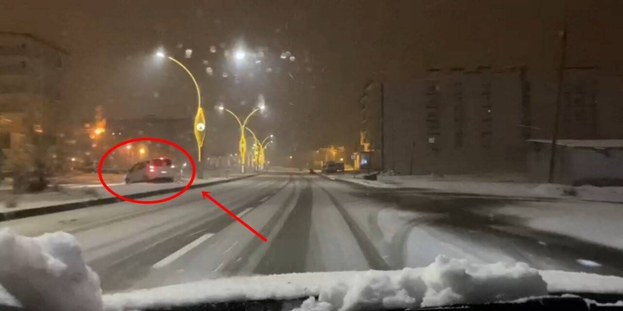 Mevsimin ilk karıyla gelen trafik kazası, cep telefonu kamerasına yansıdı