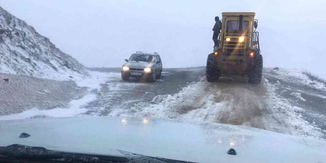 Bayburt’un yüksek kesimlerinde kar yağışı etkili oldu