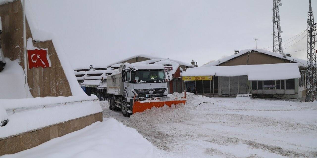 Başkale’de 43 yerleşim yerinin yolu ulaşıma kapandı