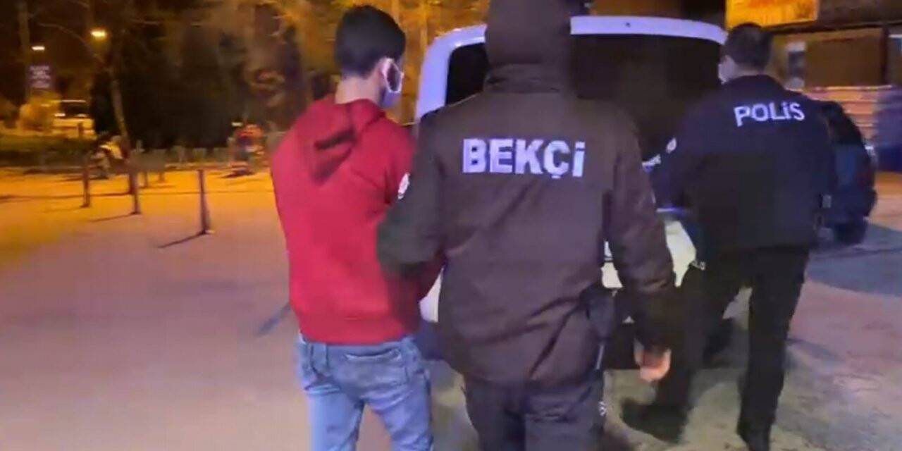 Çaldığı kabloları yakarken suçüstü yakalandı