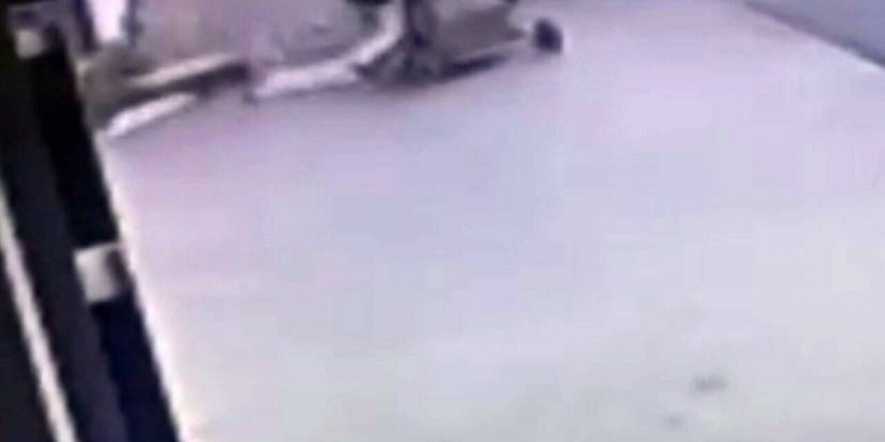 Anne ile bebeğinin ölümden döndüğü an kamerada