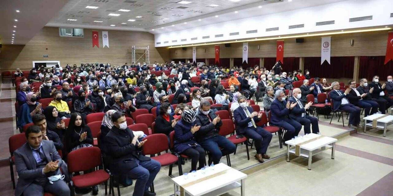 Yahya Kemal Beyatlı eserleriyle anıldı