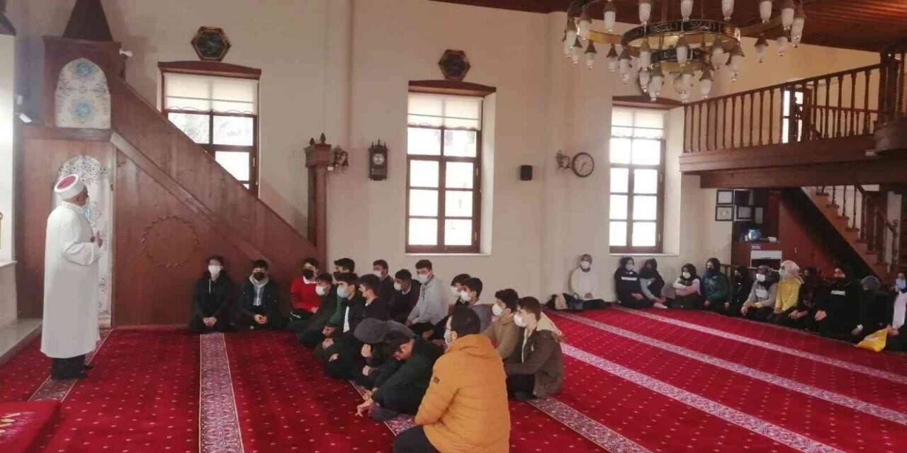 İmam hatip öğrencilerine cami adabı eğitimi