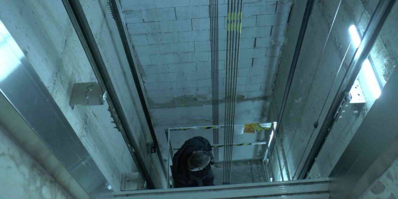 "Kırmızı etiketli asansörleri kullanmayın"