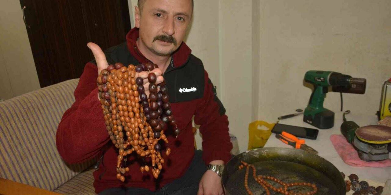 Manyetik kumdan yaptığı tespihleri yurt içi ve yurt ve dışında satıyor