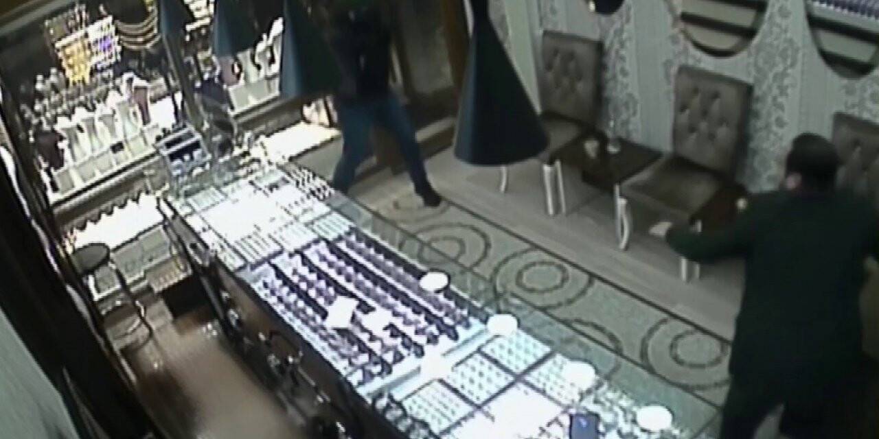 Kuyumcunun soyguncu tarafından vurulma anı güvenlik kamerasına yansıdı