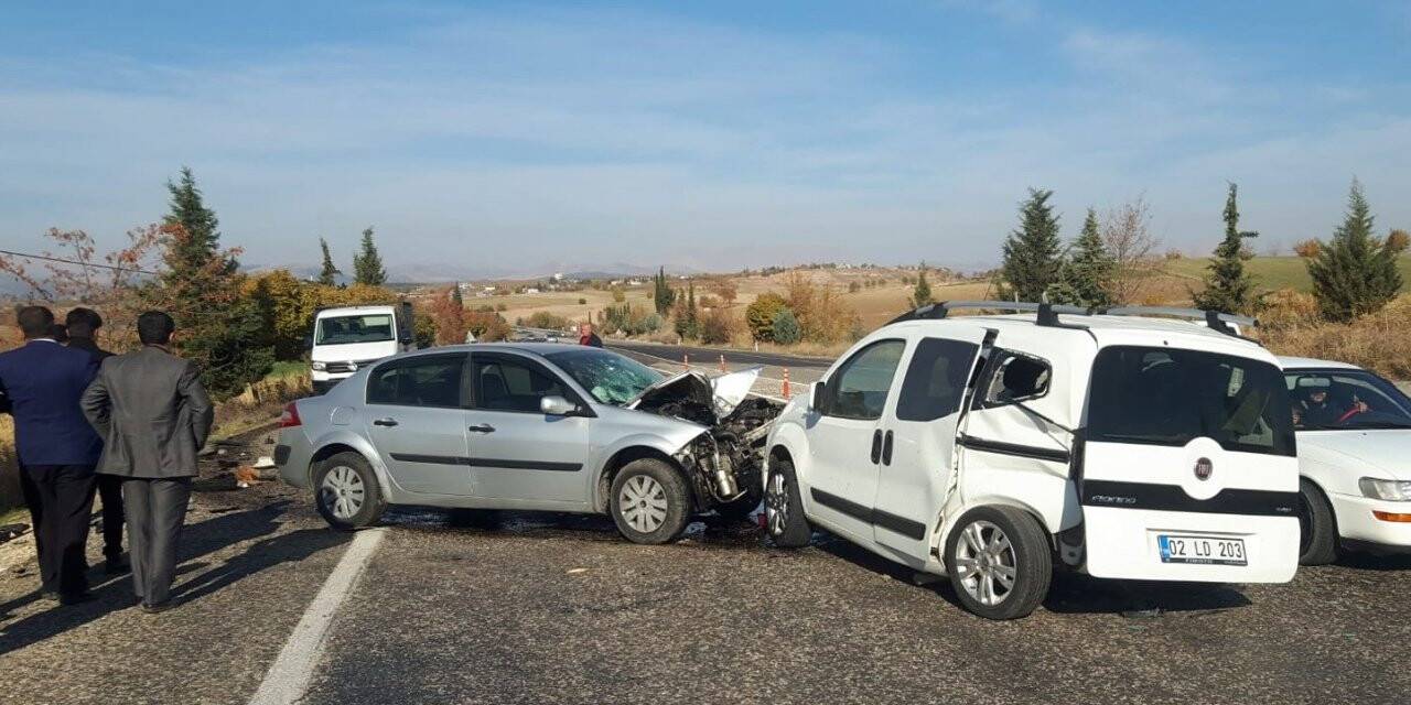 Yol kenarında lastiği değiştirilen araca çarptı: 1 yaralı