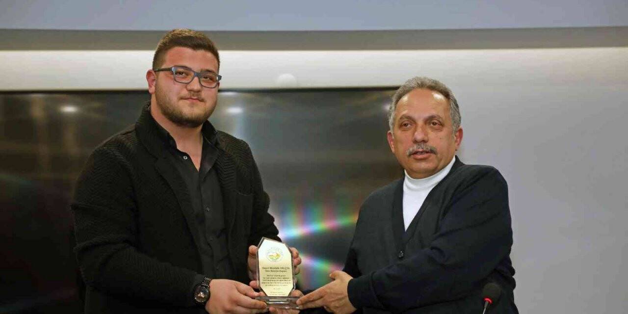 Öğrencilerden Başkan Yalçın’a kütüphane için teşekkür plaketi