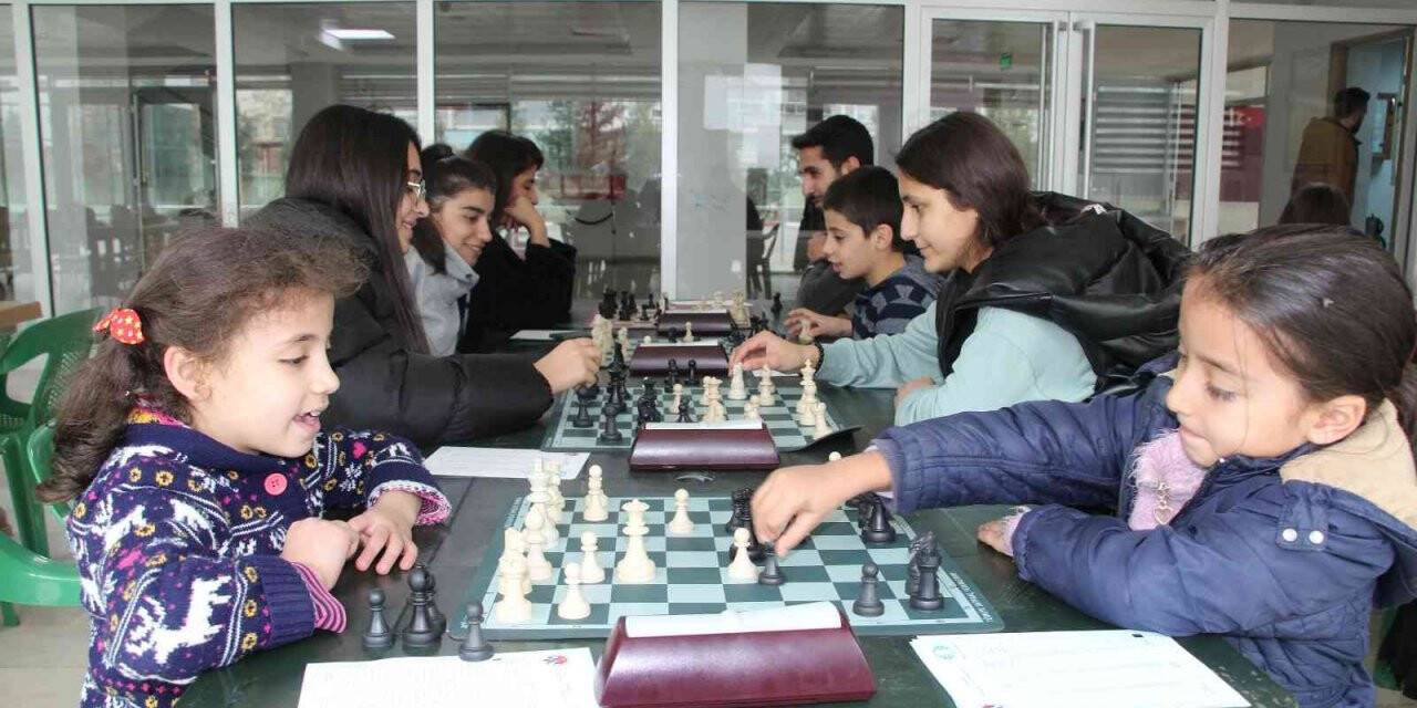 Yeni atanan öğretmen, kızının satrançta başarılı olması için Siirt’i tercih etti