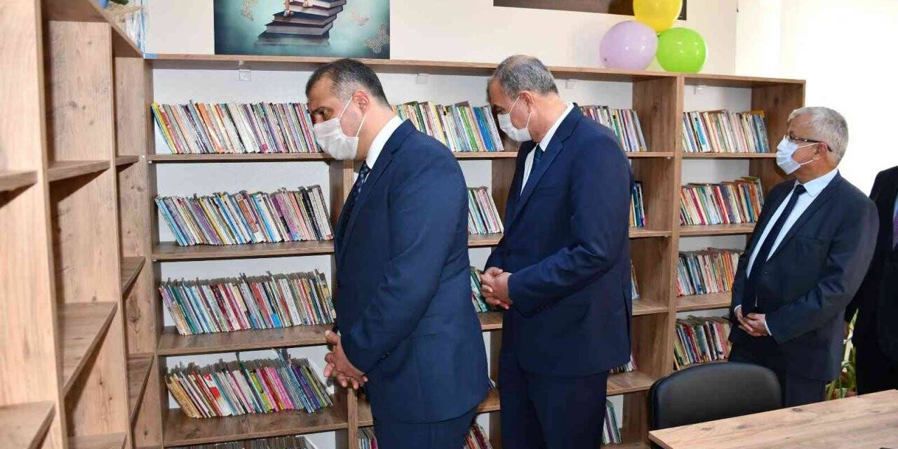 Bu kütüphanelerin mobilyaları öğrencilerden, dekorasyonu öğretmenlerden