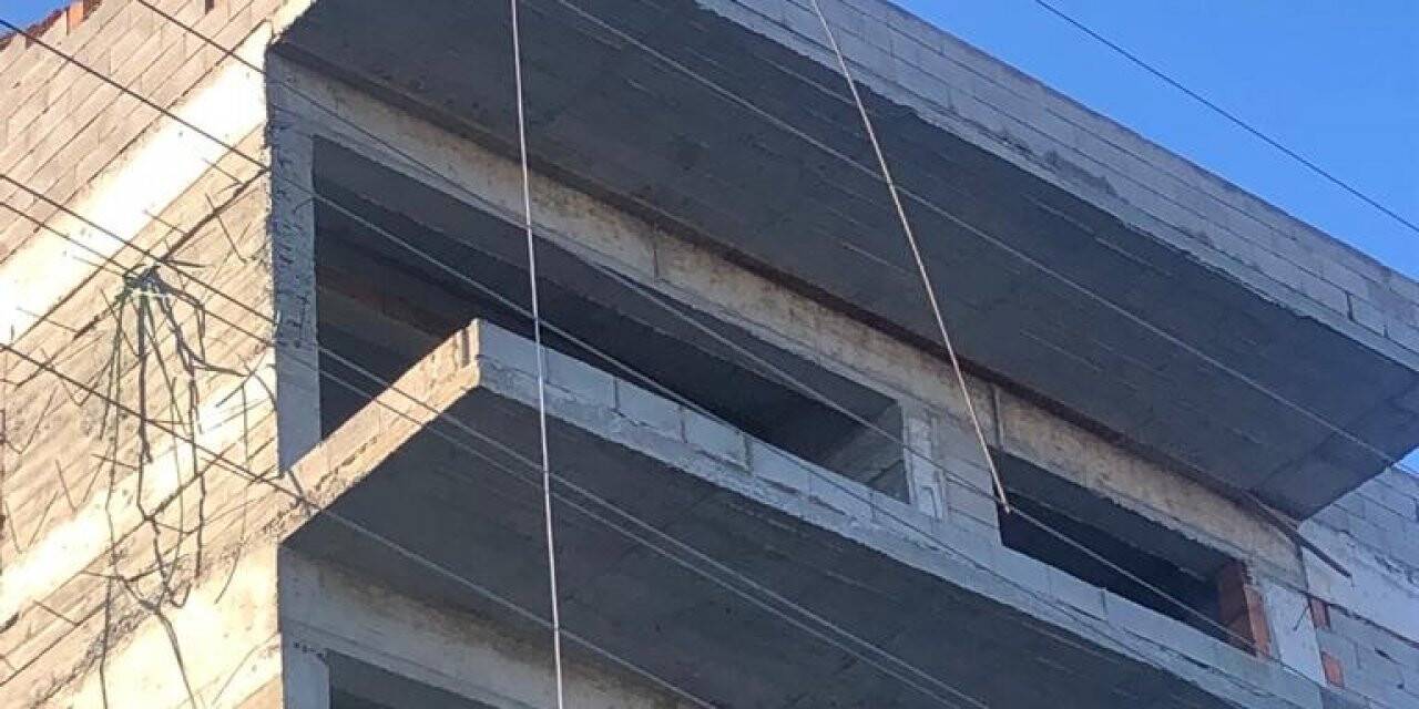 İnşaat işçisi elektrik akımına kapılarak yaralandı