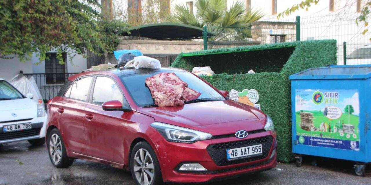 Mahallelinin yasak parka tepkisi: Saatlerce kaldırılmayan otomobilin üzerini çöplüğe çevirdiler