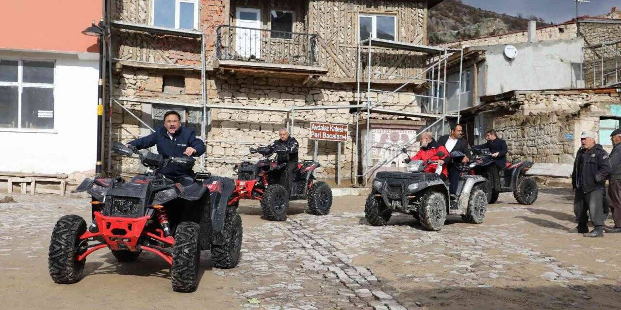 Vali tanıtım için protokolle ATV’ye binip köy içinde gezdi