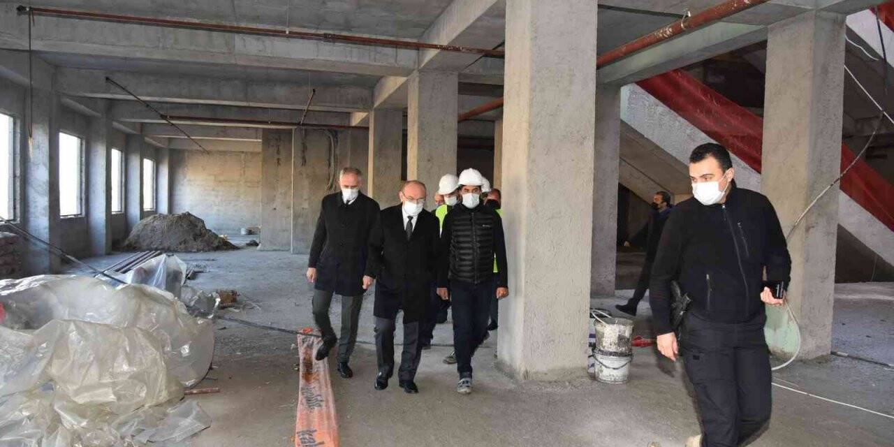 Vali Karadeniz, inşaatı devam eden okullarda incelemelerde bulundu