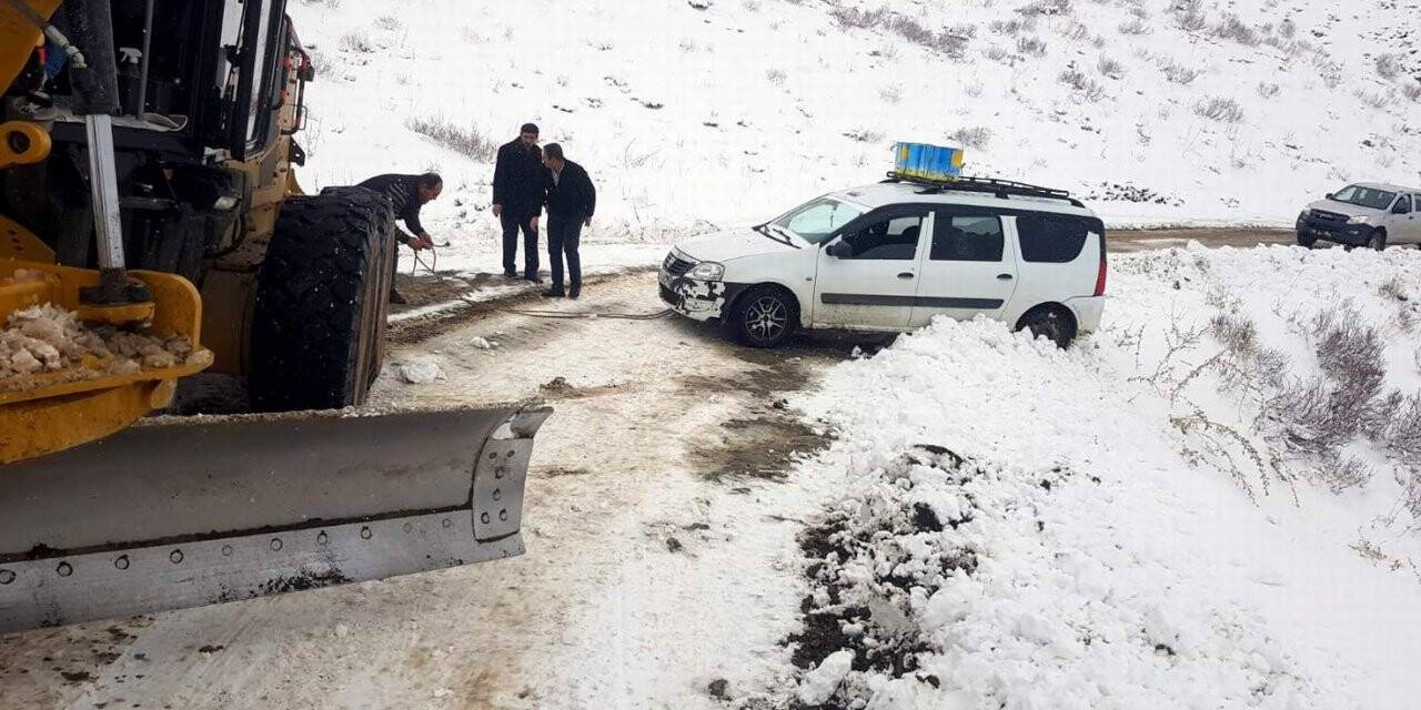 Siirt’te kar yağışı nedeniyle yolda mahsur kalan araçlar kurtarıldı