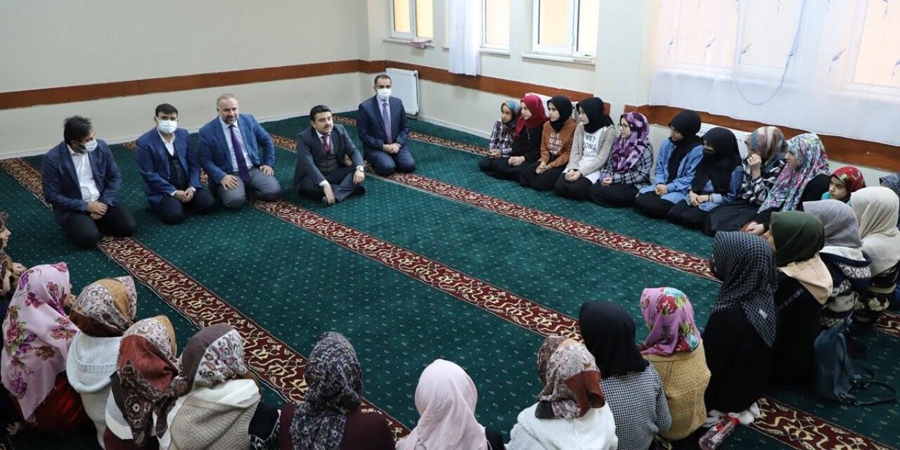 Kaymakam Tunç, Hz. Hatice Yatılı Kız Kur’an Kursu öğrencileri ile biraraya geldi