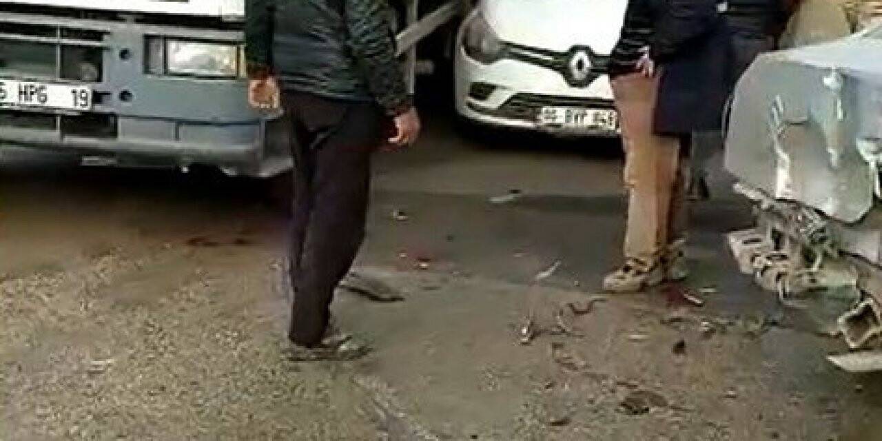 Kontrolden çıkan tır, iki aracı biçti