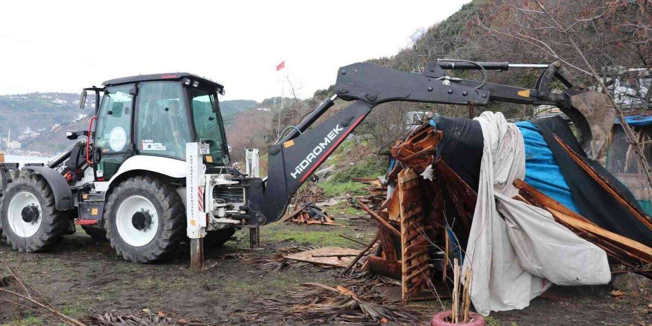 Plajlar bölgesindeki yapıları belediye ekipleri yıktı