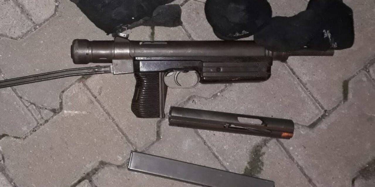 Polisin durdurduğu araçtan otomatik silah çıktı