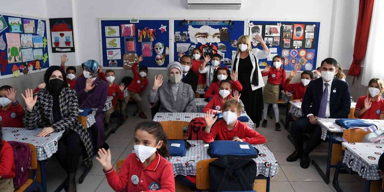 Emine Erdoğan’dan öğrencilere çifte müjde