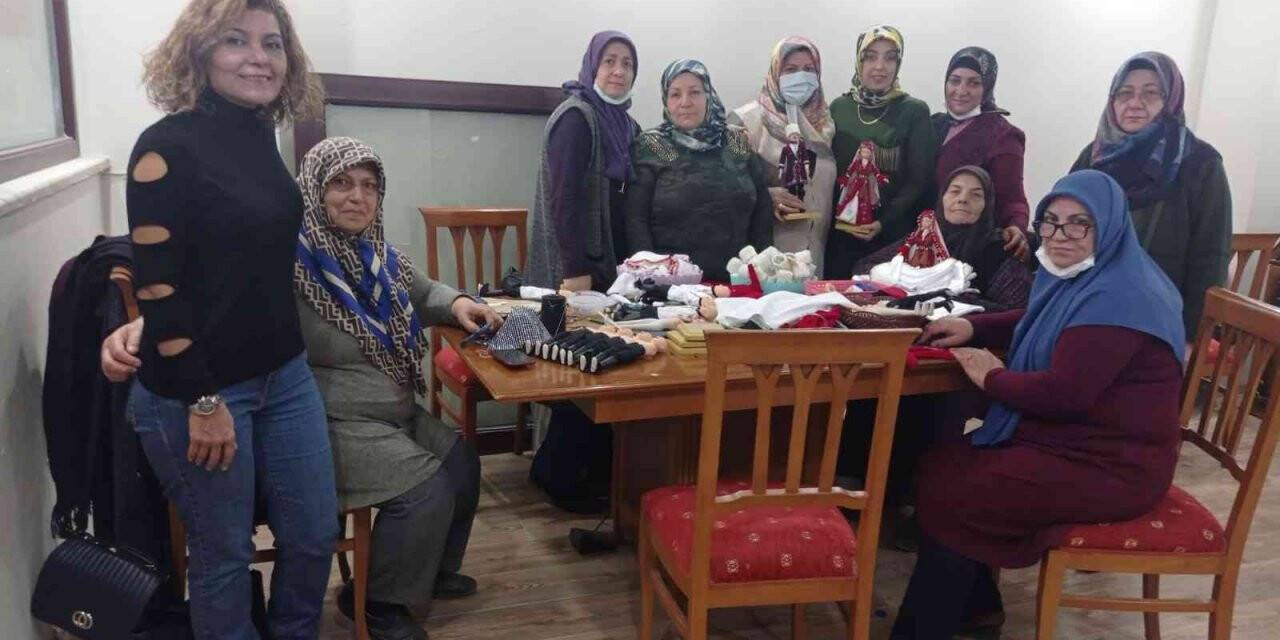 Kitre bebek yaparak hem meslek öğreniyorlar, hem de boş zamanlarını değerlendiriyorlar