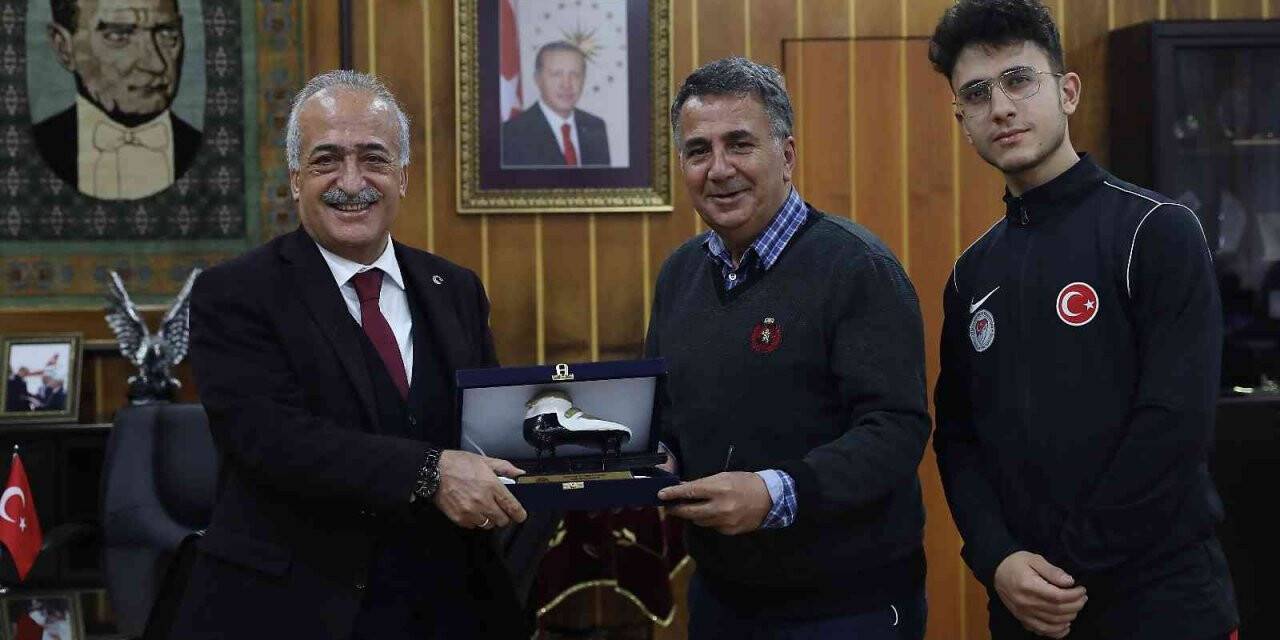 Olimpiyatlara katılma hakkı elde eden Atatürk Üniversiteli Furkan Akar’dan Rektör Çomaklı’ya ziyaret