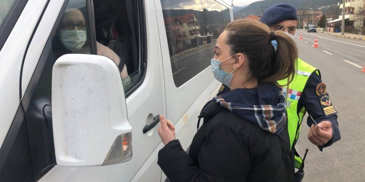 Jandarma ekipleri, sürücüleri denetlemek için minibüste yolcu gibi davrandı