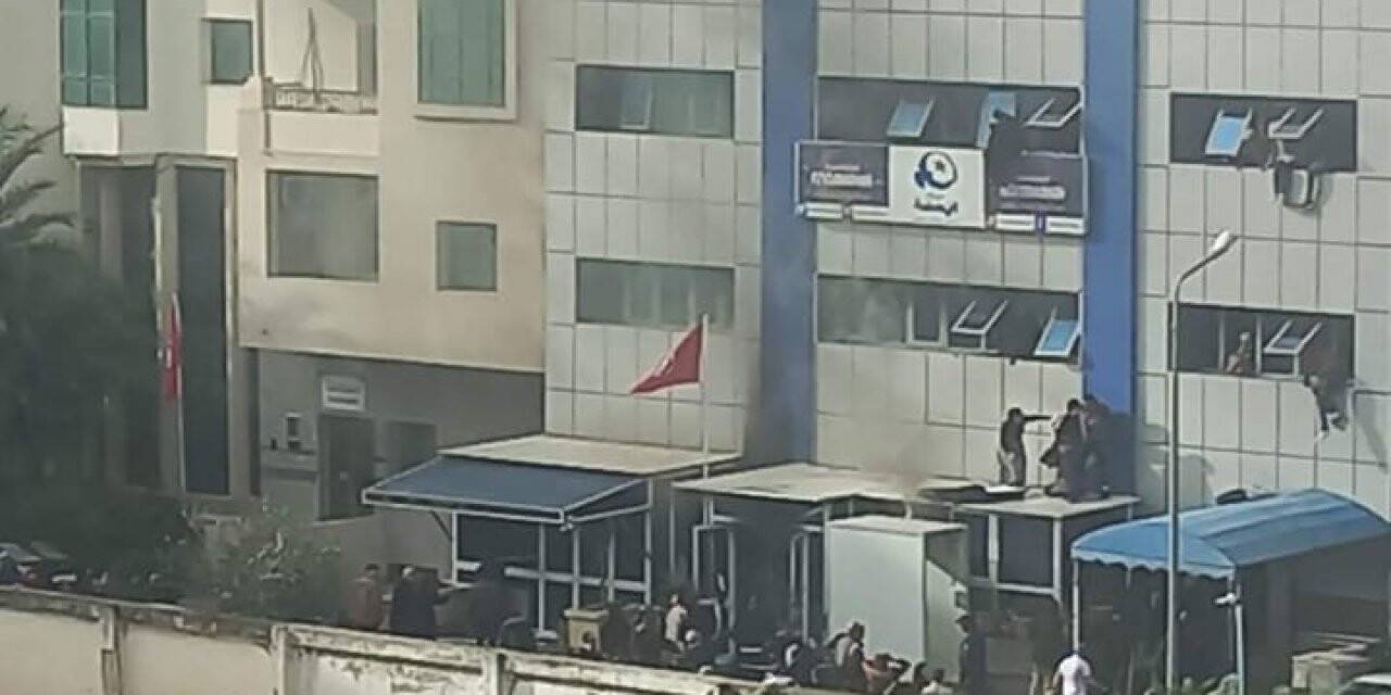 Tunus’ta Ennahda Partisi Genel Merkezinde yangın: Canlarını kurtarmak için pencereden atladılar