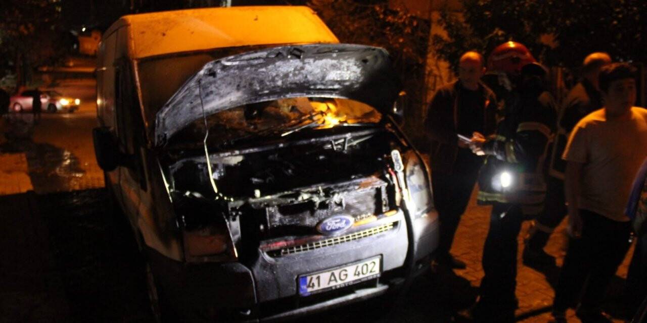 Motoru alevler içinde kalan ticari araç korkuttu