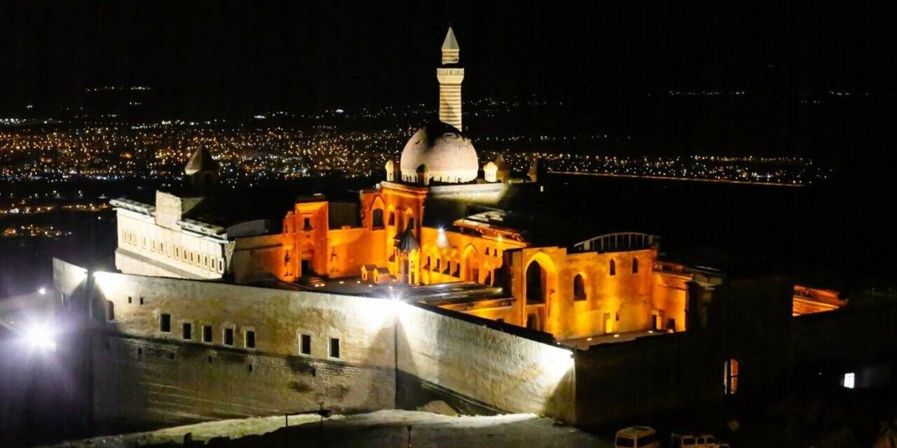 Tarihi İshakpaşa Sarayı, aydınlatma sistemleriyle donatıldı