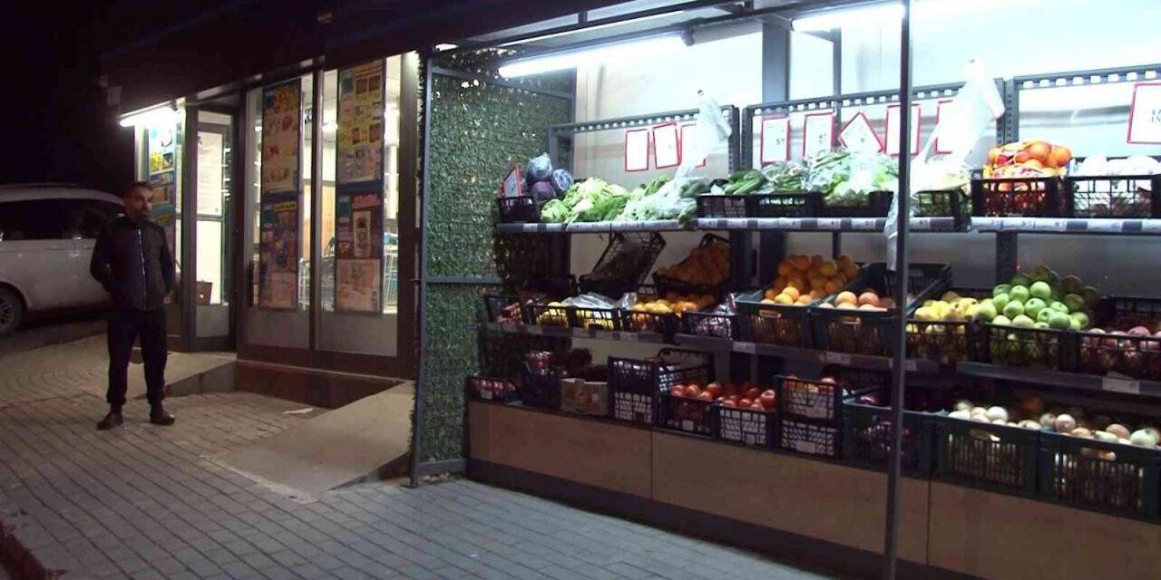 Markete giren maskeli hırsızlar, rehin aldıkları kasiyeri bıçakladı