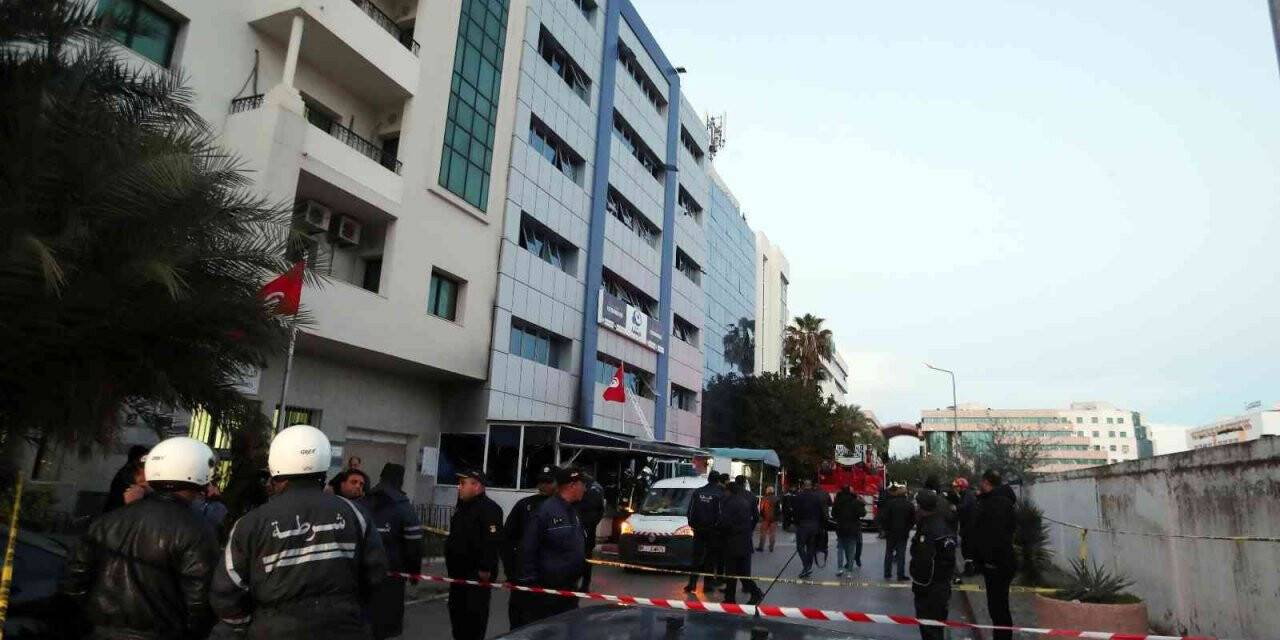 Parti merkezindeki yangın bir partilinin kendini ateşe vermesi nedeniyle çıkmış