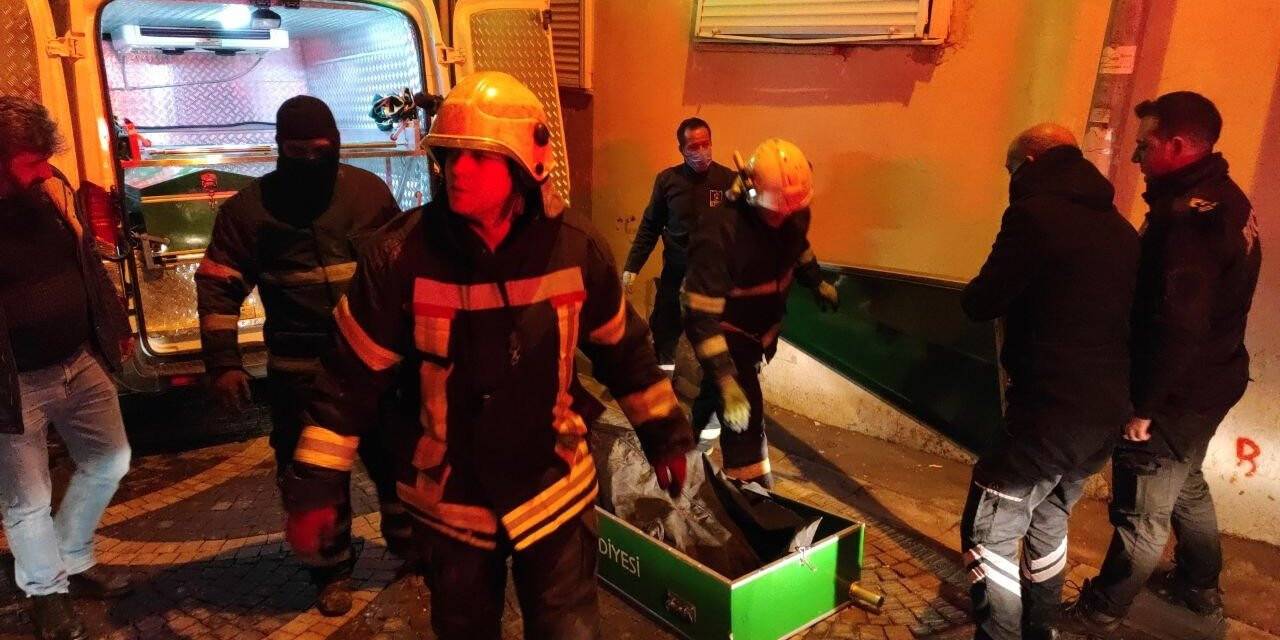 Kuşadası’nda ısınmak için sığındıkları evde ateş yakan 2 kişi yanarak hayatını kaybetti