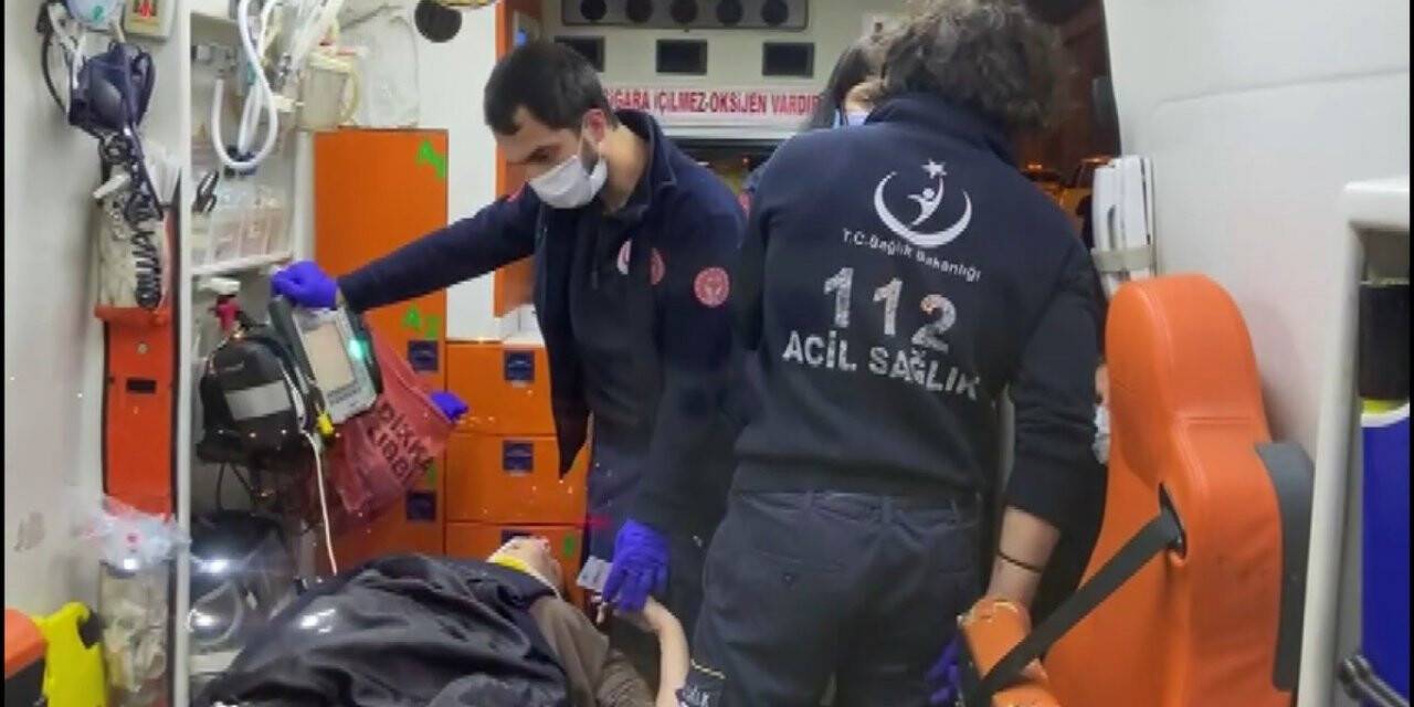 Ticari taksi ile otomobil kazaya karıştı, yaralıların yardımına sağlık öğrencileri koştu