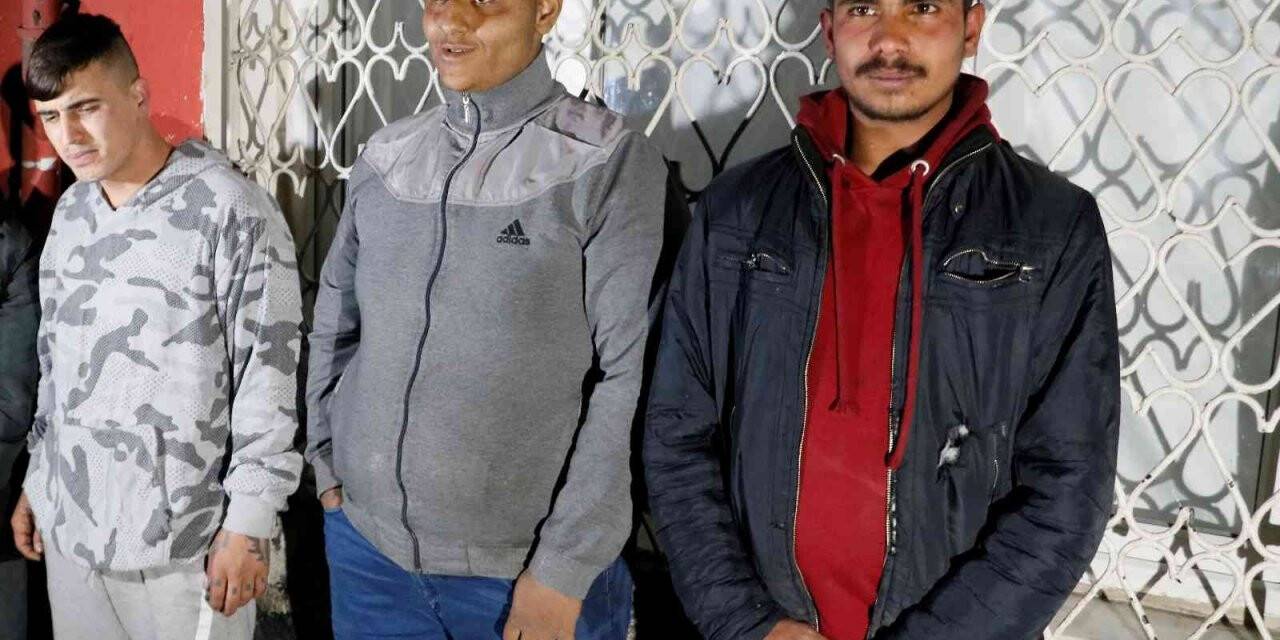Polisten kaçan hırsızların birisi uyuyor numarası yaparken diğer 2 kişi çatıda saklanırken yakalandı