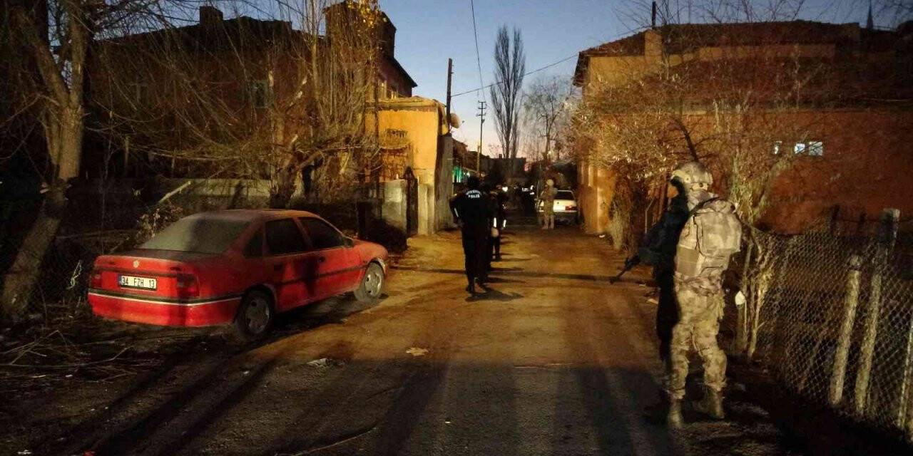 Kayseri’de 300 polisle 20 adrese şafak operasyonu: 50 gözaltı