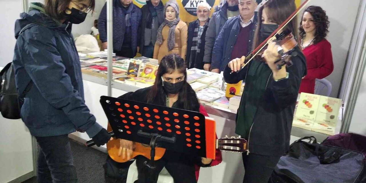 Kitap fuarında müzik dinletisi