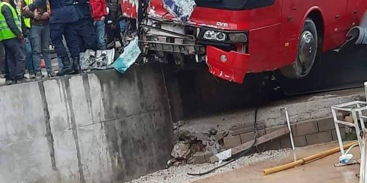 İşçi servisleri kafa kafaya çarpıştı