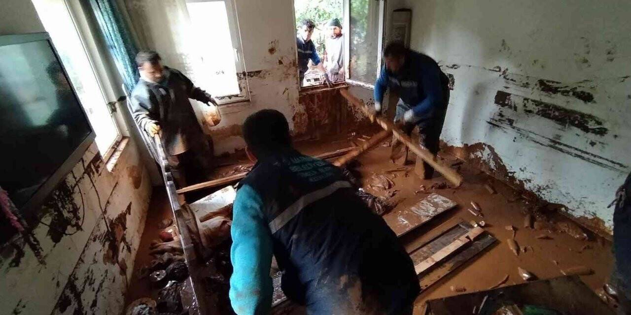 Marmaris’te selden zarar gören evlerde temizlik çalışması devam ediyor