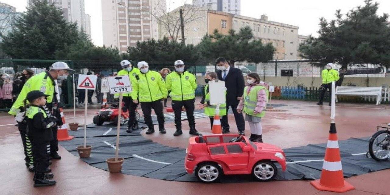 Küçük öğrenciler trafik polisi oldu