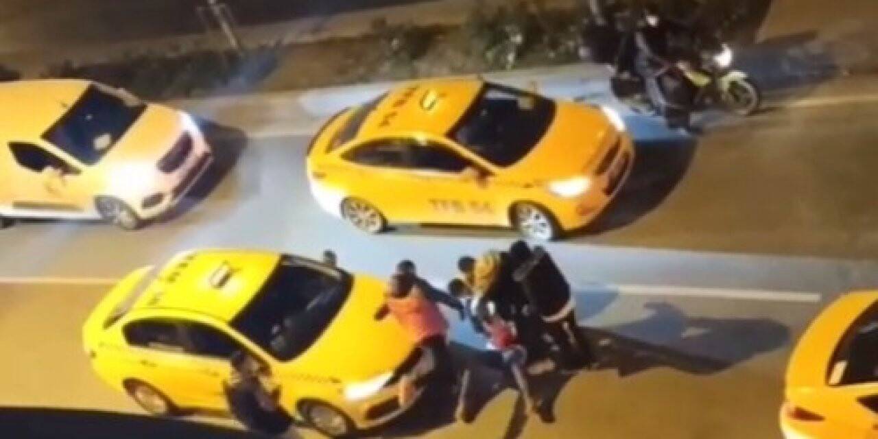 Yolcu “Dur” dedi, taksici tekmeledi