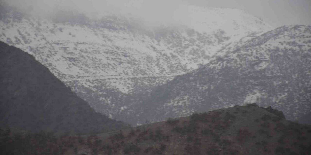 Şırnak’ta kar nedeniyle Tanin Geçidi ulaşıma kapandı