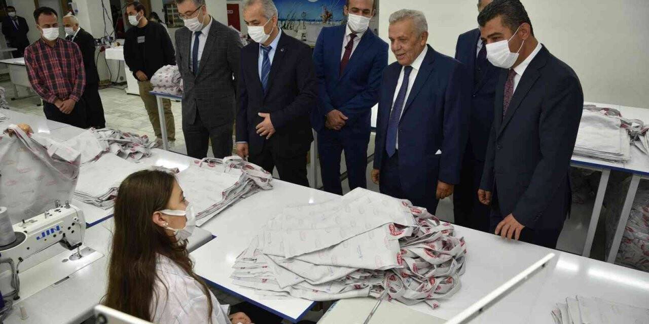 3 farklı tasarımı tescillendiren öğrenciler ödüllendirildi