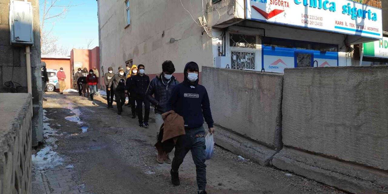 Kars’ta yakalanan 28 düzensiz göçmen sınır dışı edilecek