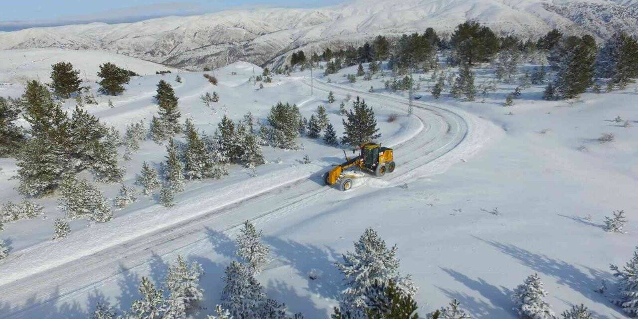 Erzincan’da kar ve tipiden kapanan 31 köy yolu ulaşıma açıldı