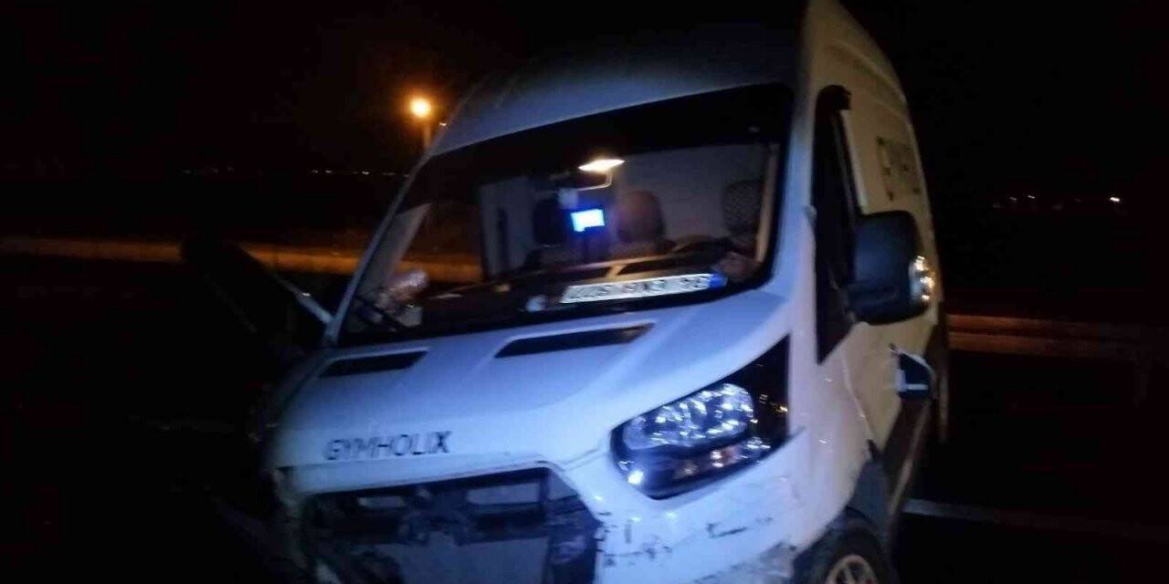 Lastiği patlayan minibüs bariyerlere çarptı: 1 yaralı