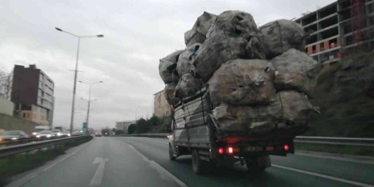 Aşırı yüklü kamyonun E-5 karayolunda ilerlediği anlar kamerada