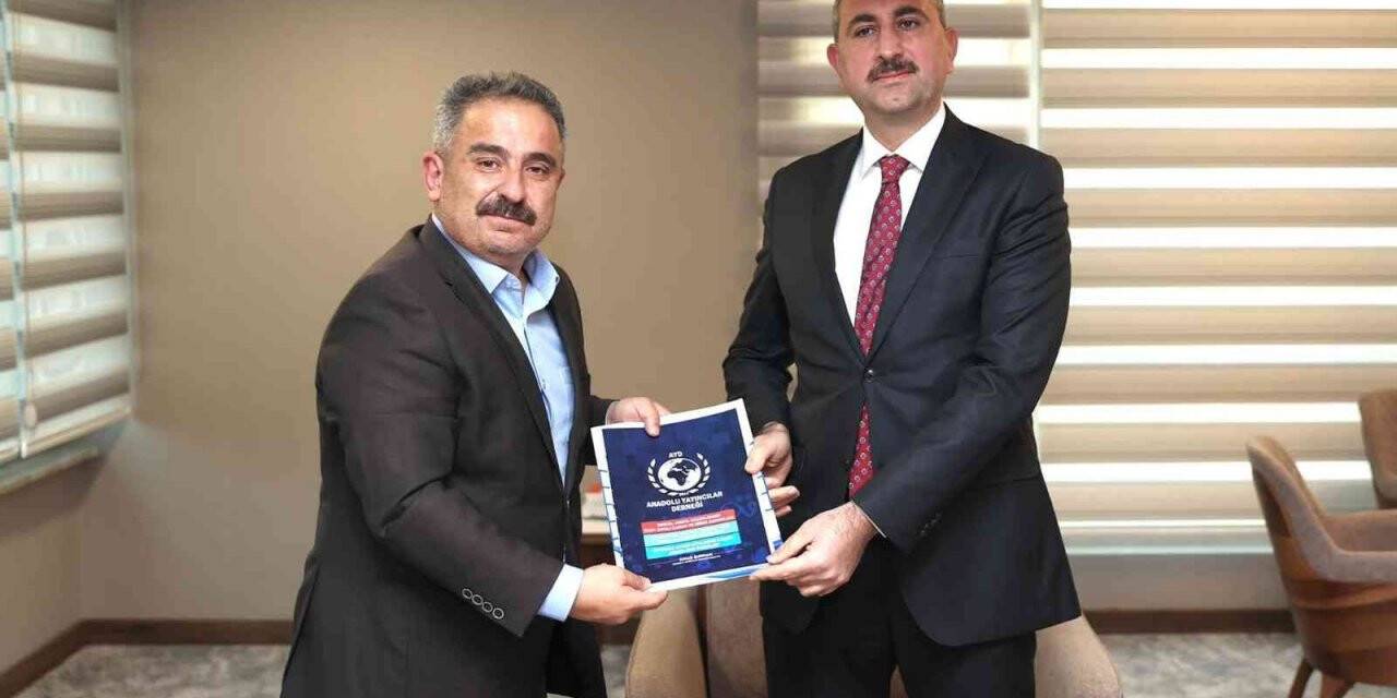 AYD Başkanı Burhan, Bakan Gül’e internet yasasıyla ilgili dosya sundu