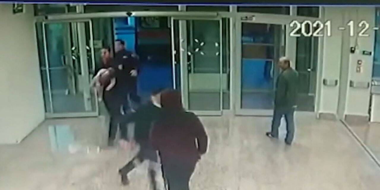 Nefessiz kalan bebeğin yardımına itfaiye koştu